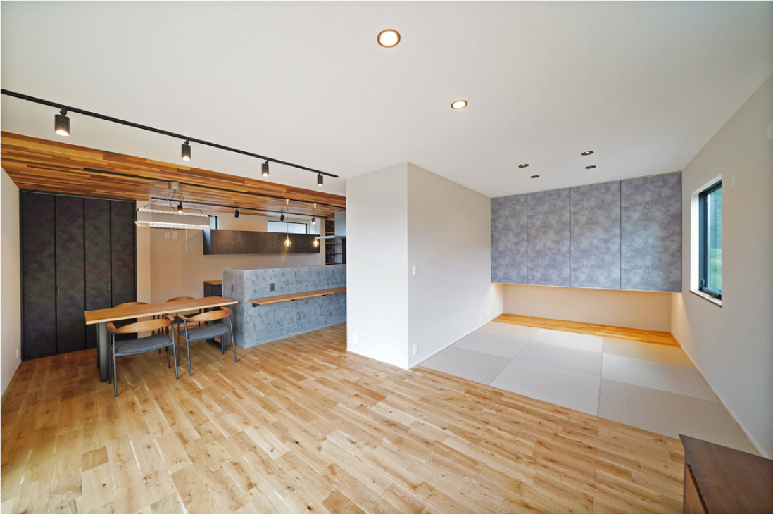 調和のとれたキッチンとデザイン和室、縦長の間取りはライフスタイルに合った無駄のない配置で快適空間に。