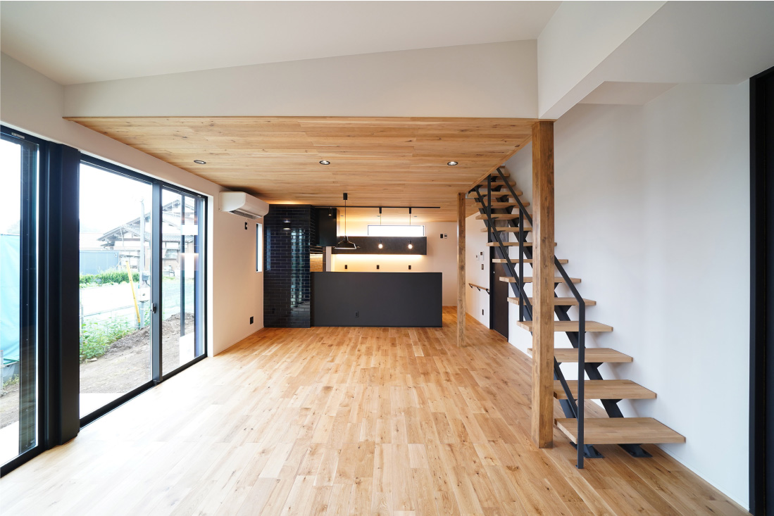 ナチュラルな木目とインダストリアルなブラックアクセントの対比がかっこいいスタイリッシュな住まい