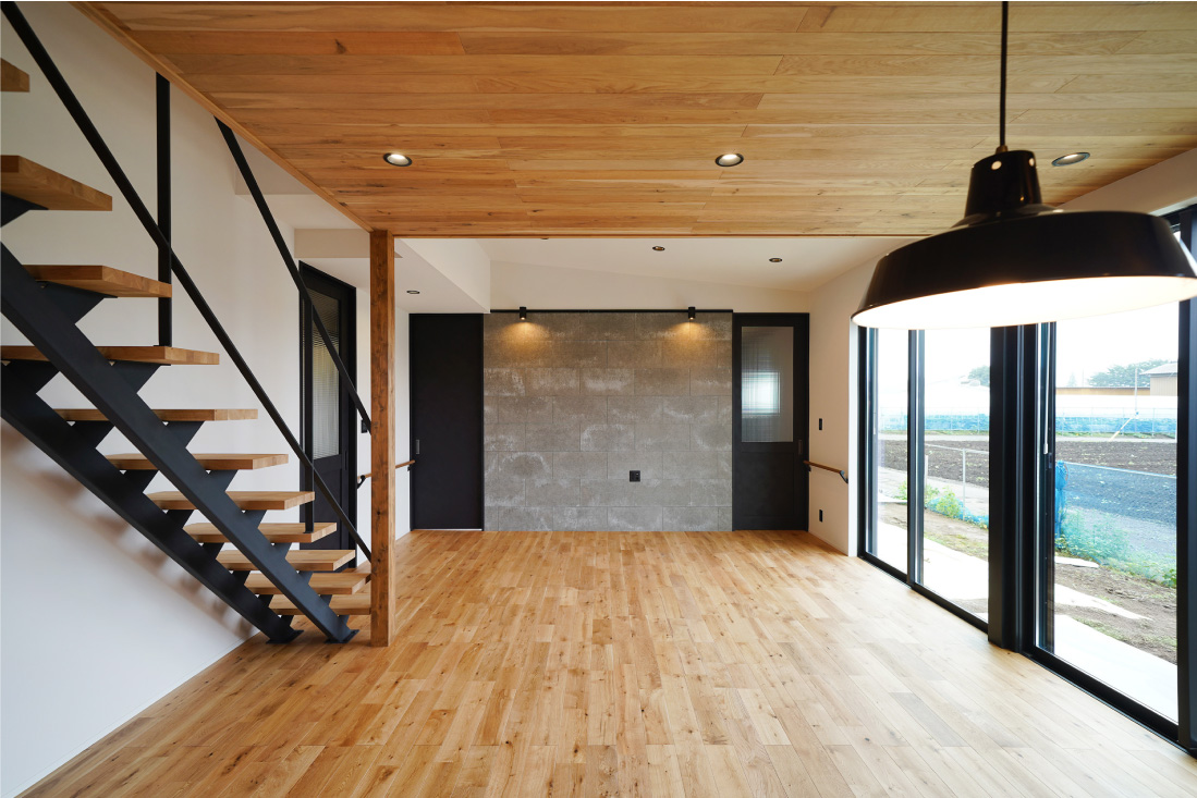 ナチュラルな木目とインダストリアルなブラックアクセントの対比がかっこいいスタイリッシュな住まい