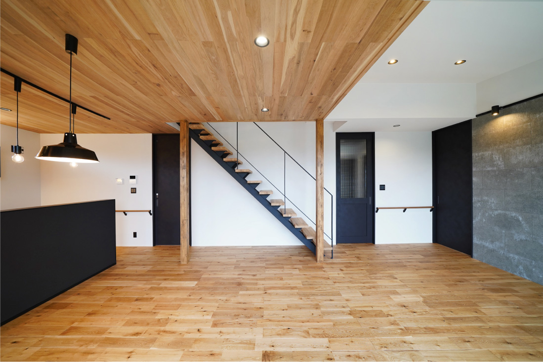 ナチュラルな木目とインダストリアルなブラックアクセントの対比がかっこいいスタイリッシュな住まい