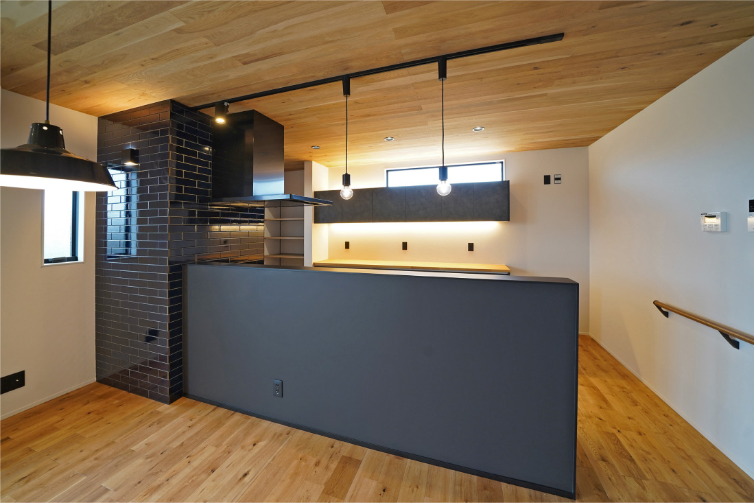 ナチュラルな木目とインダストリアルなブラックアクセントの対比がかっこいいスタイリッシュな住まい