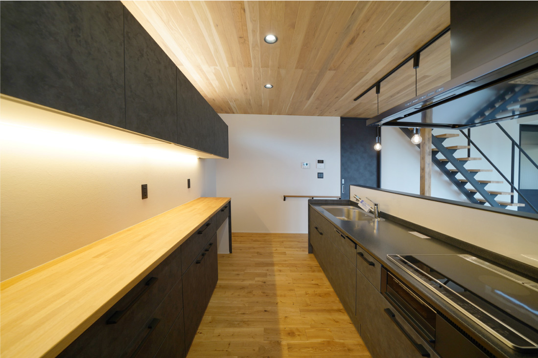 ナチュラルな木目とインダストリアルなブラックアクセントの対比がかっこいいスタイリッシュな住まい