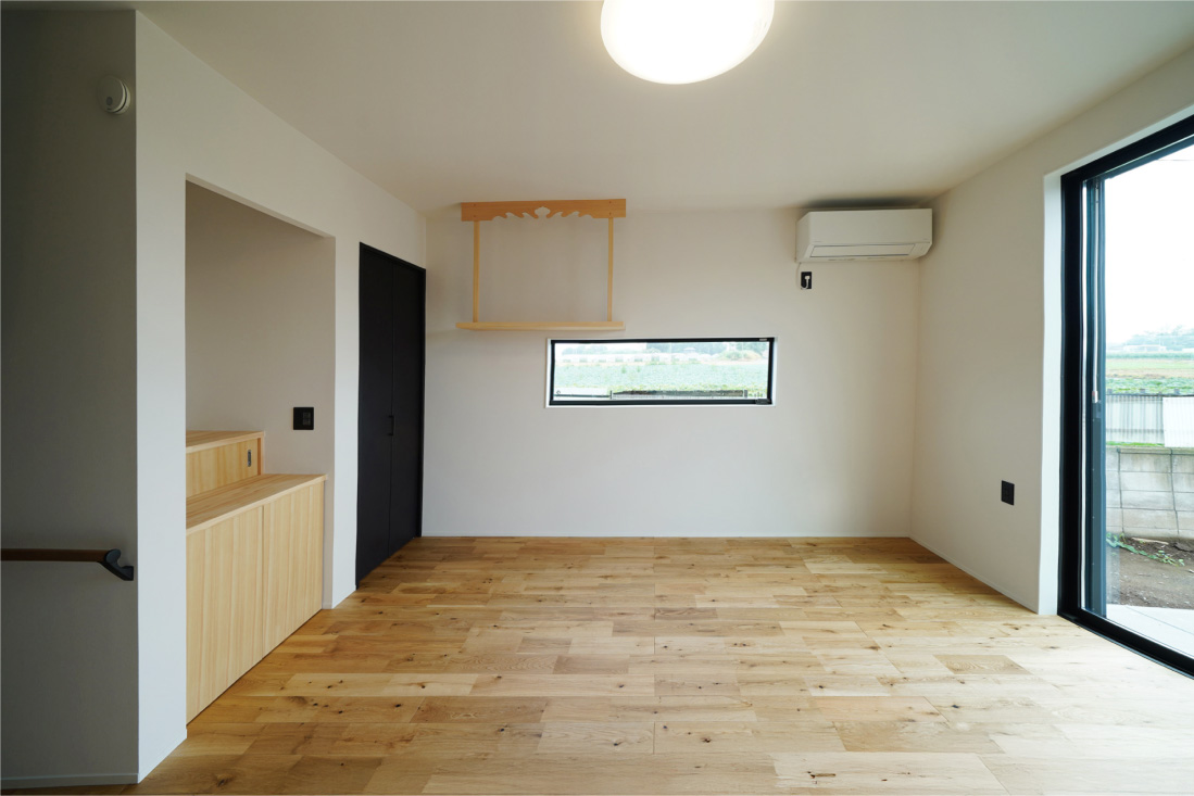 ナチュラルな木目とインダストリアルなブラックアクセントの対比がかっこいいスタイリッシュな住まい