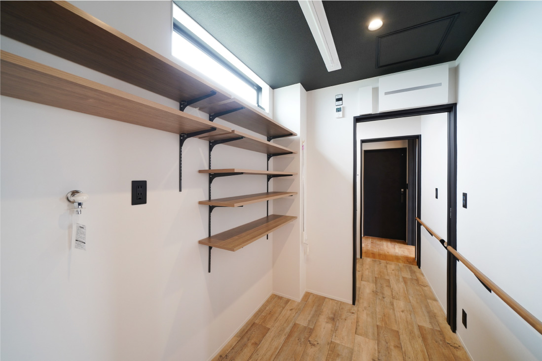 ナチュラルな木目とインダストリアルなブラックアクセントの対比がかっこいいスタイリッシュな住まい