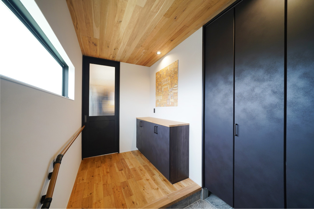 ナチュラルな木目とインダストリアルなブラックアクセントの対比がかっこいいスタイリッシュな住まい