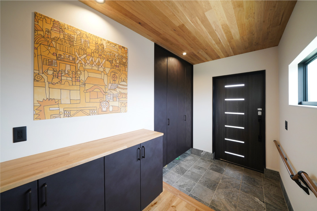 ナチュラルな木目とインダストリアルなブラックアクセントの対比がかっこいいスタイリッシュな住まい