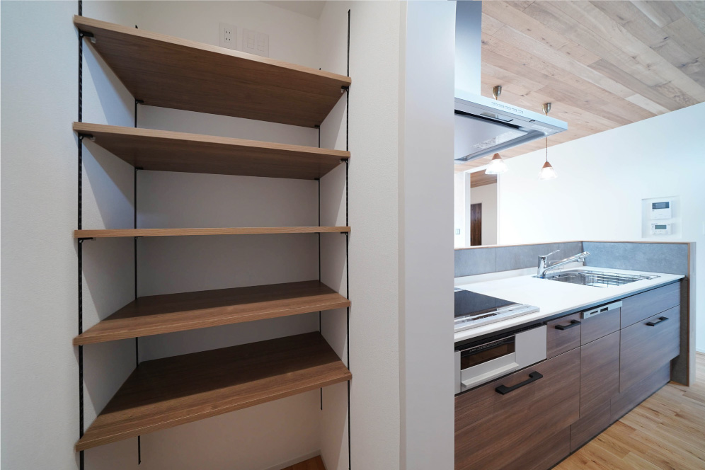 シンプルで美しい片流れ屋根のVintage Modern Styleの平屋