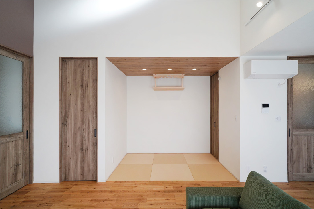 吹き抜け×大開口窓×ウッドデッキ、ゆったり機能的な生活動線。ゆとりある平屋で理想の暮らし