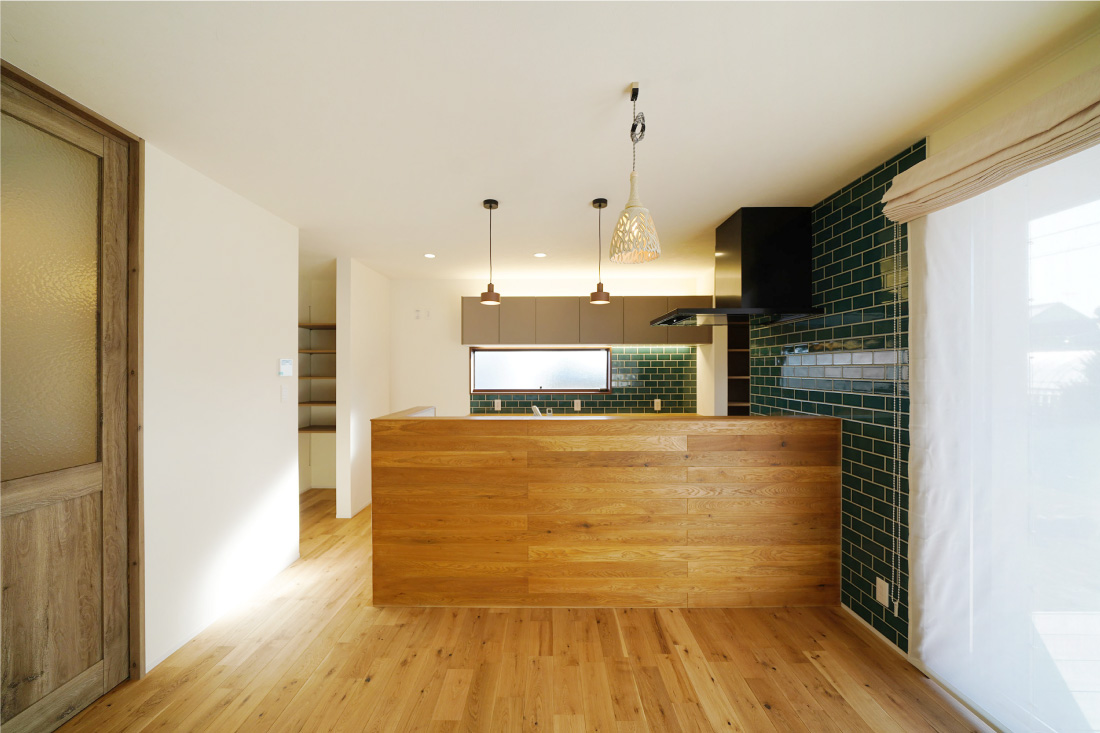 吹き抜け×大開口窓×ウッドデッキ、ゆったり機能的な生活動線。ゆとりある平屋で理想の暮らし