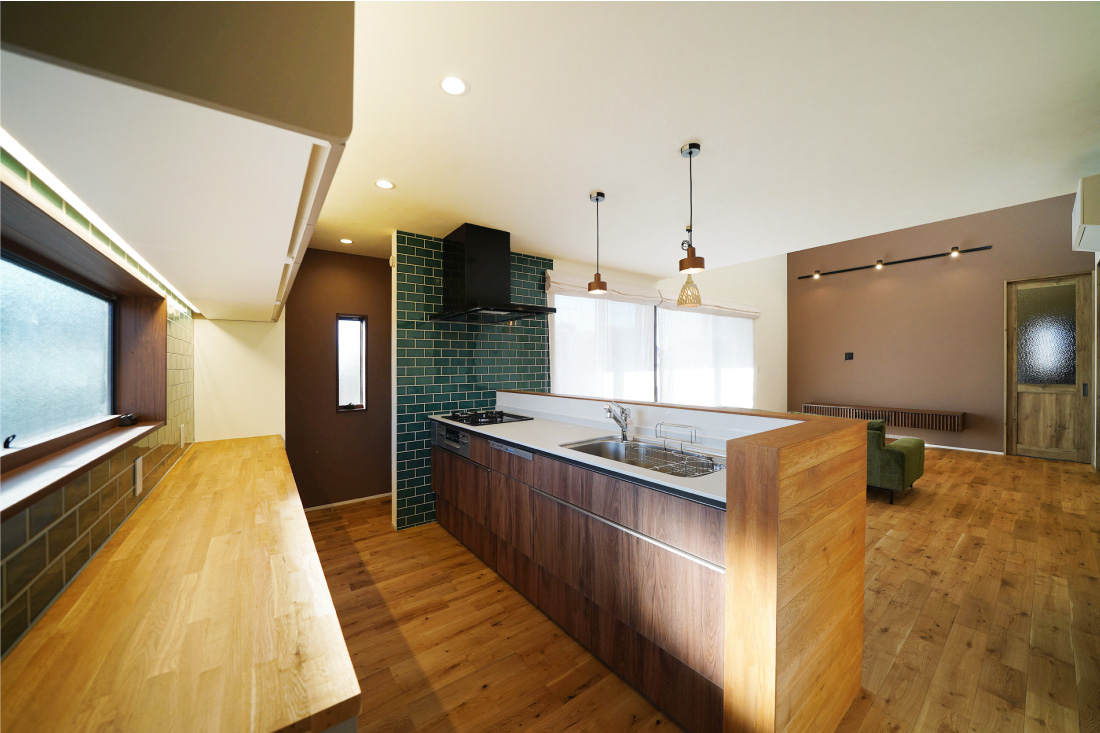 吹き抜け×大開口窓×ウッドデッキ、ゆったり機能的な生活動線。ゆとりある平屋で理想の暮らし