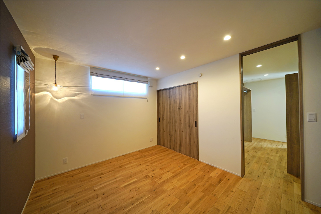 吹き抜け×大開口窓×ウッドデッキ、ゆったり機能的な生活動線。ゆとりある平屋で理想の暮らし