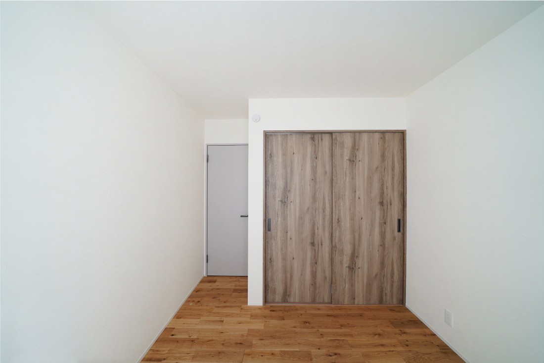 吹き抜け×大開口窓×ウッドデッキ、ゆったり機能的な生活動線。ゆとりある平屋で理想の暮らし