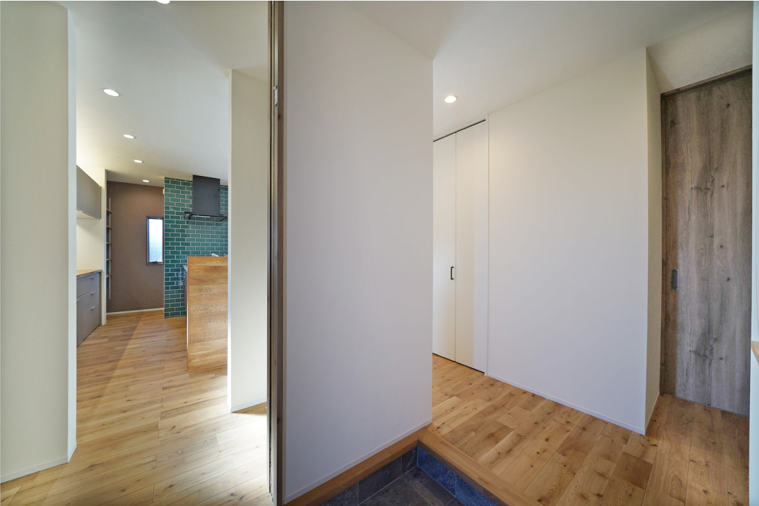 吹き抜け×大開口窓×ウッドデッキ、ゆったり機能的な生活動線。ゆとりある平屋で理想の暮らし