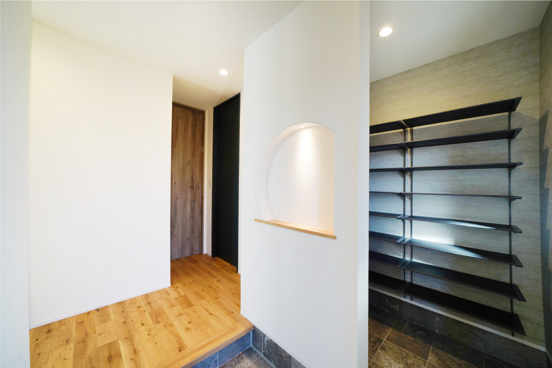 吹き抜け×大開口窓×ウッドデッキ、ゆったり機能的な生活動線。ゆとりある平屋で理想の暮らし