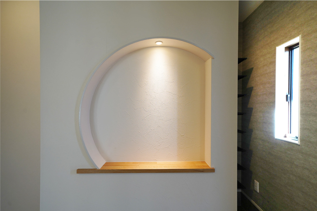 吹き抜け×大開口窓×ウッドデッキ、ゆったり機能的な生活動線。ゆとりある平屋で理想の暮らし