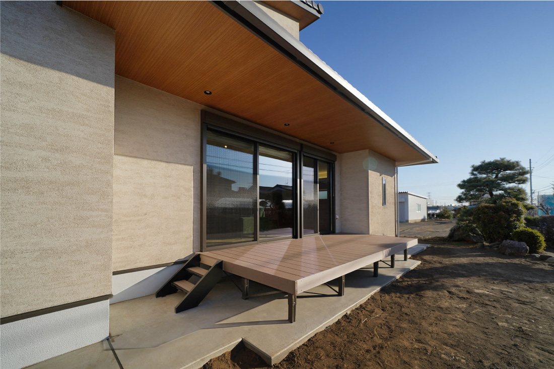 吹き抜け×大開口窓×ウッドデッキ、ゆったり機能的な生活動線。ゆとりある平屋で理想の暮らし