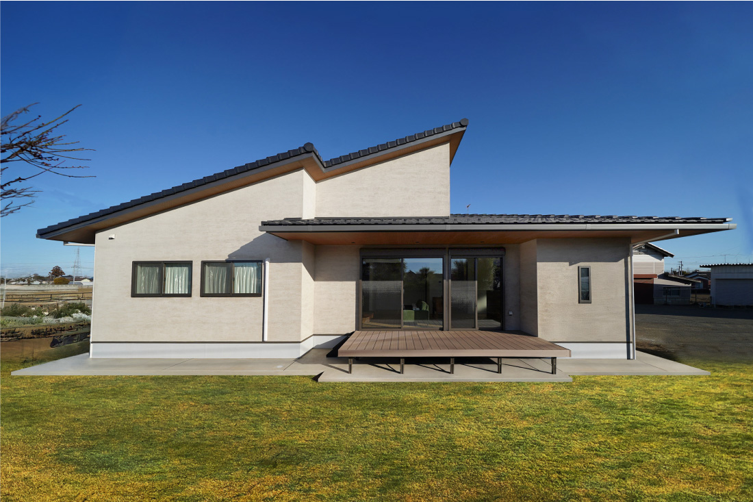 吹き抜け×大開口窓×ウッドデッキ、ゆったり機能的な生活動線。ゆとりある平屋で理想の暮らし